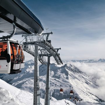 service-pressebilder-highlightbilder-winter-bahn-hochalpila-gondel-orange-bergstation